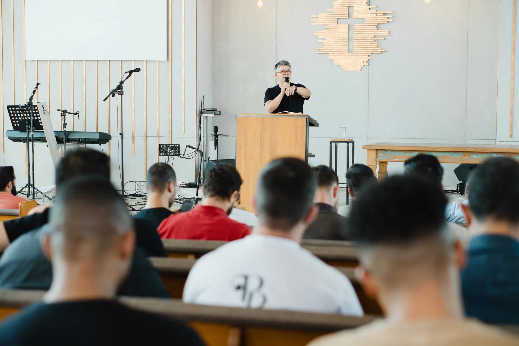 Pastor pregando para líderes durante uma Conferência Avance
