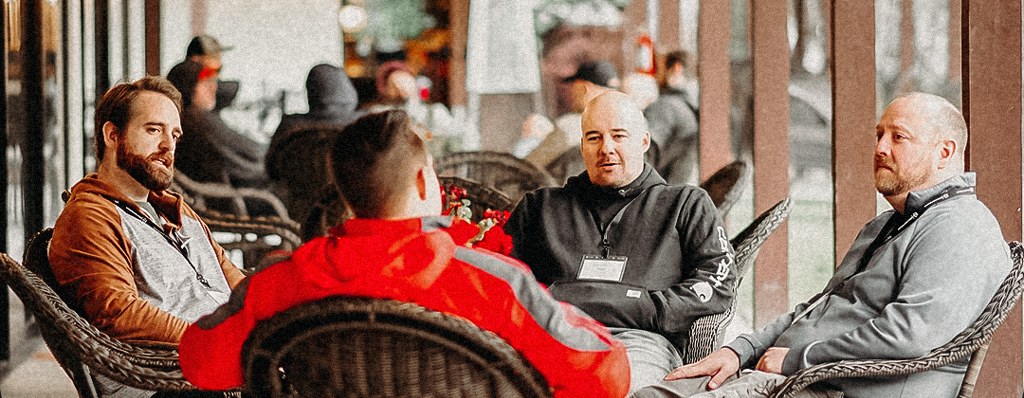 Plantadores conversando em roda durante um encontro