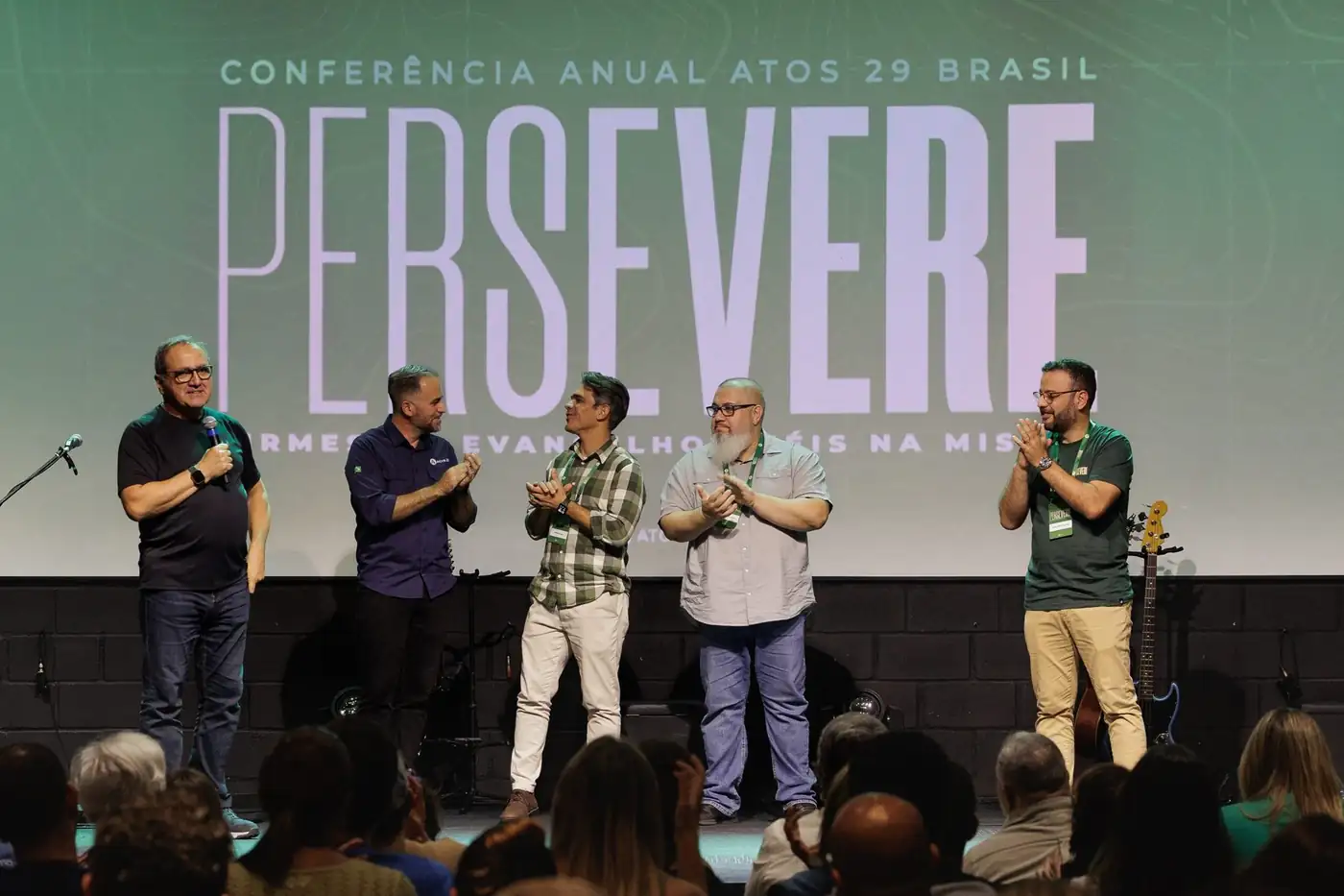 Preletores celebrando juntos no Persevere 2026